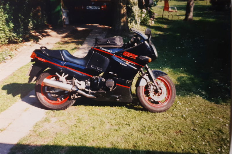2206 Kawasaki GPX 600 R 